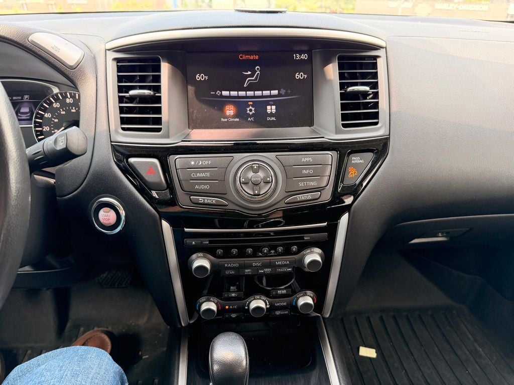 2017 Nissan Pathfinder SV