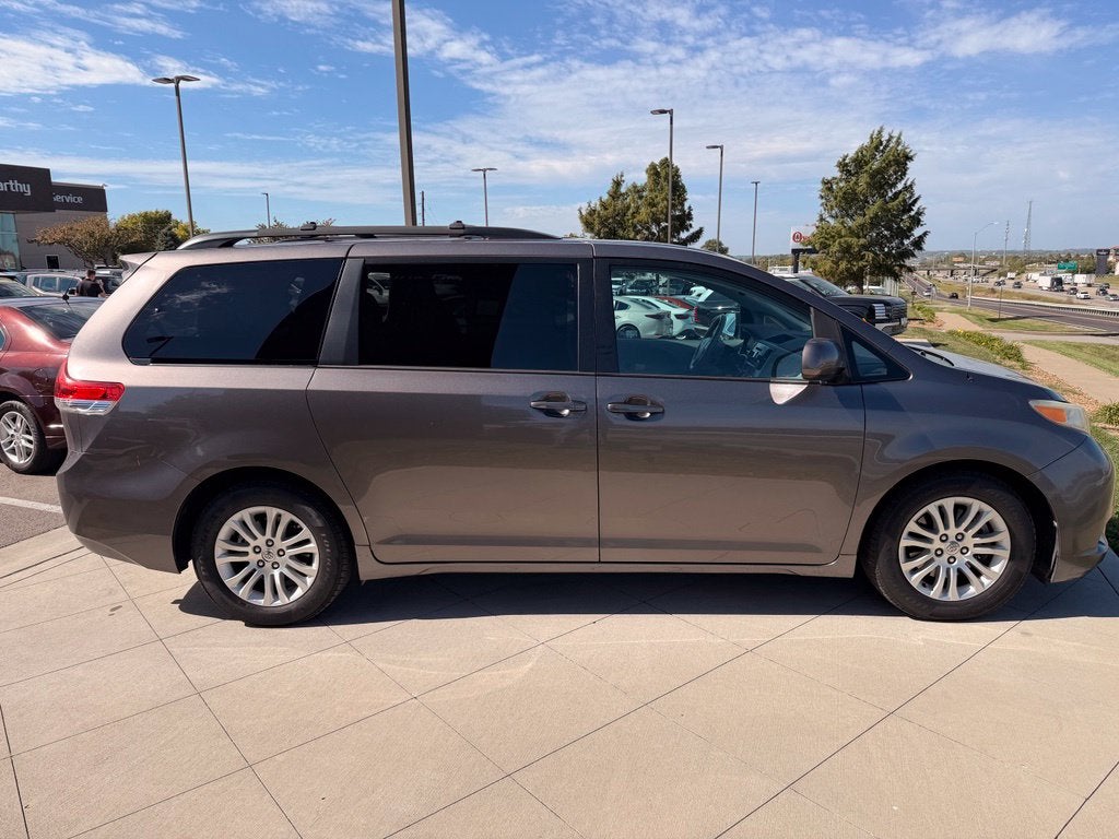 2014 Toyota Sienna XLE 8 Passenger