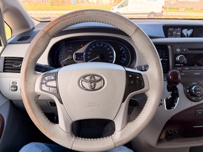 2014 Toyota Sienna XLE 8 Passenger
