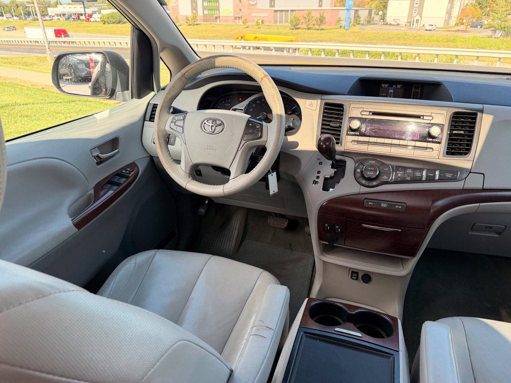 2014 Toyota Sienna XLE 8 Passenger