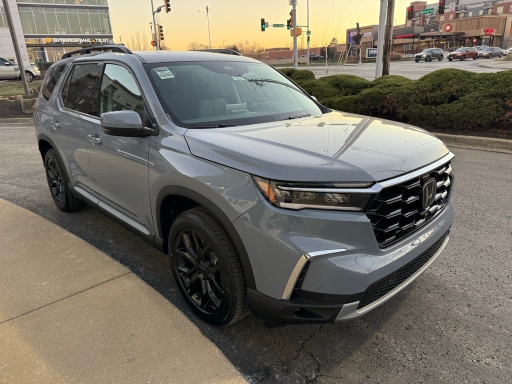 2025 Honda Pilot AWD Touring w/HPD Wheels