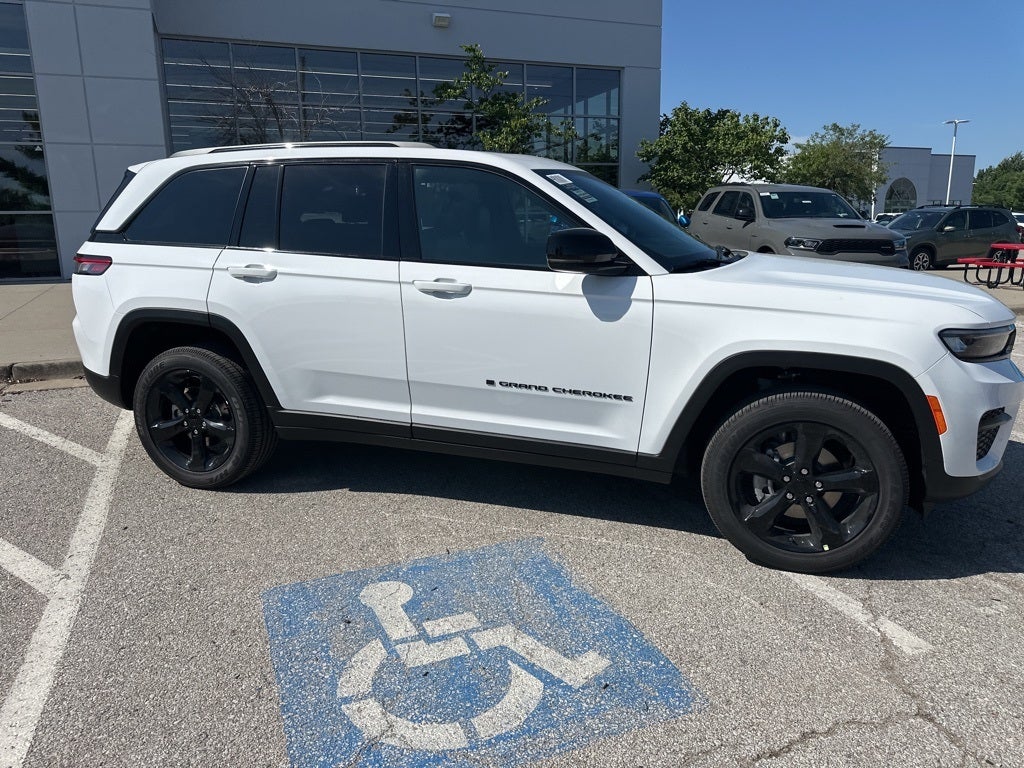 2025 Jeep Grand Cherokee Laredo