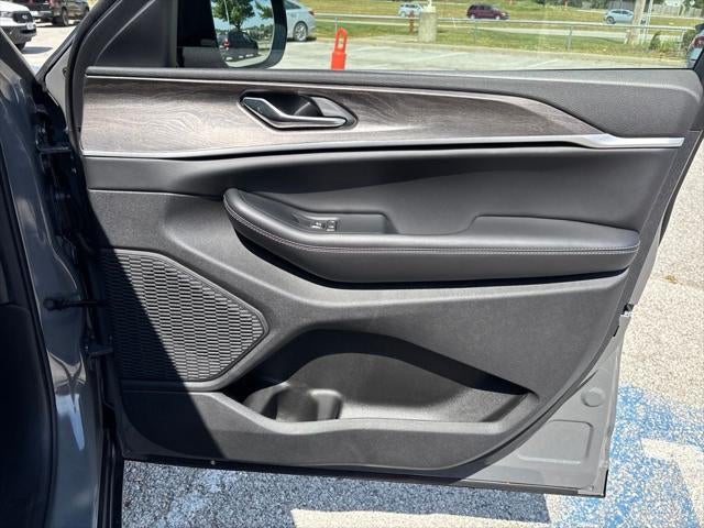 2027 Jeep Grand Cherokee Laredo Altitude