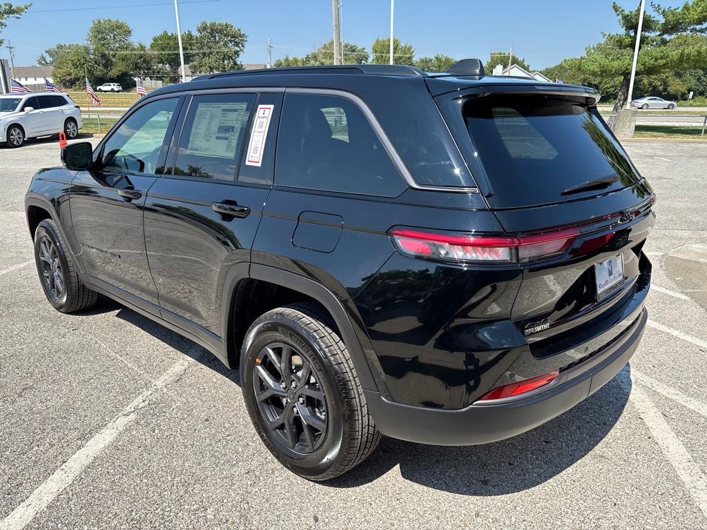 2027 Jeep Grand Cherokee Laredo Altitude