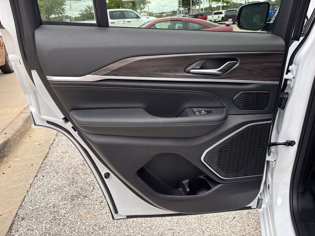 2027 Jeep Grand Cherokee Limited Reserve