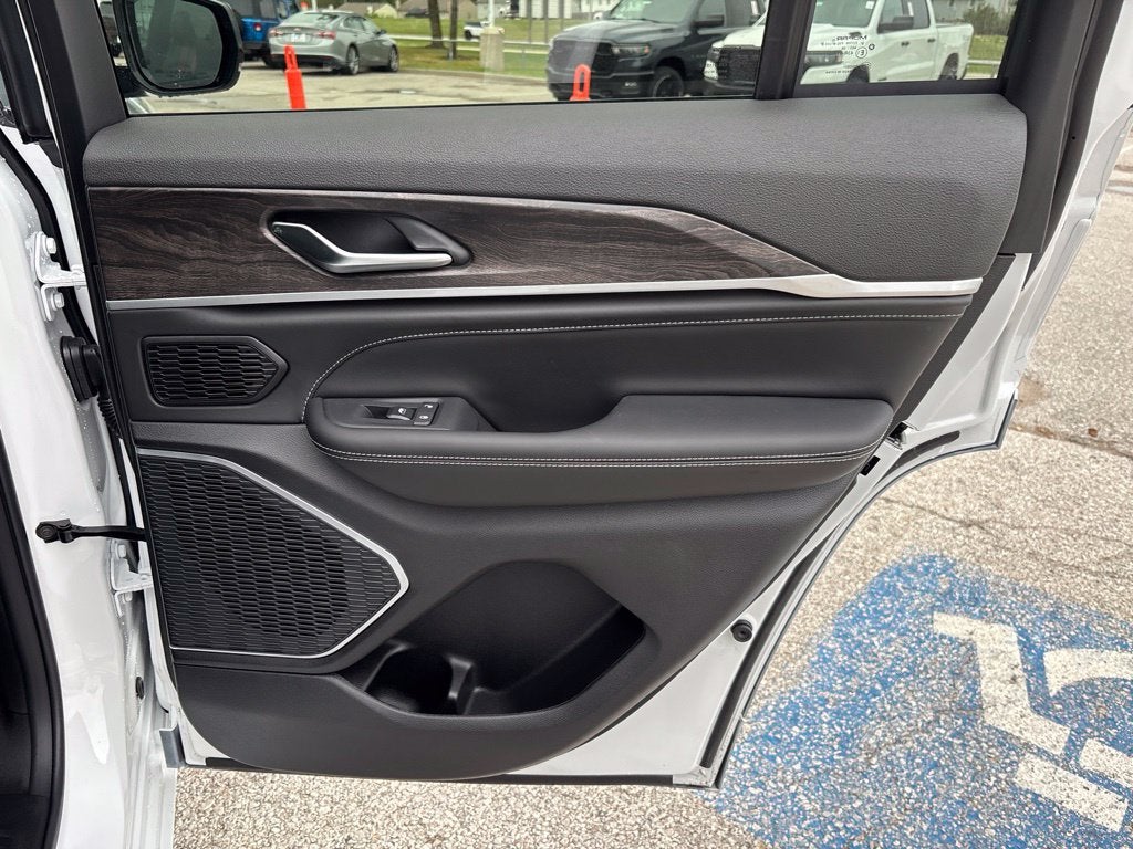 2027 Jeep Grand Cherokee Limited Reserve