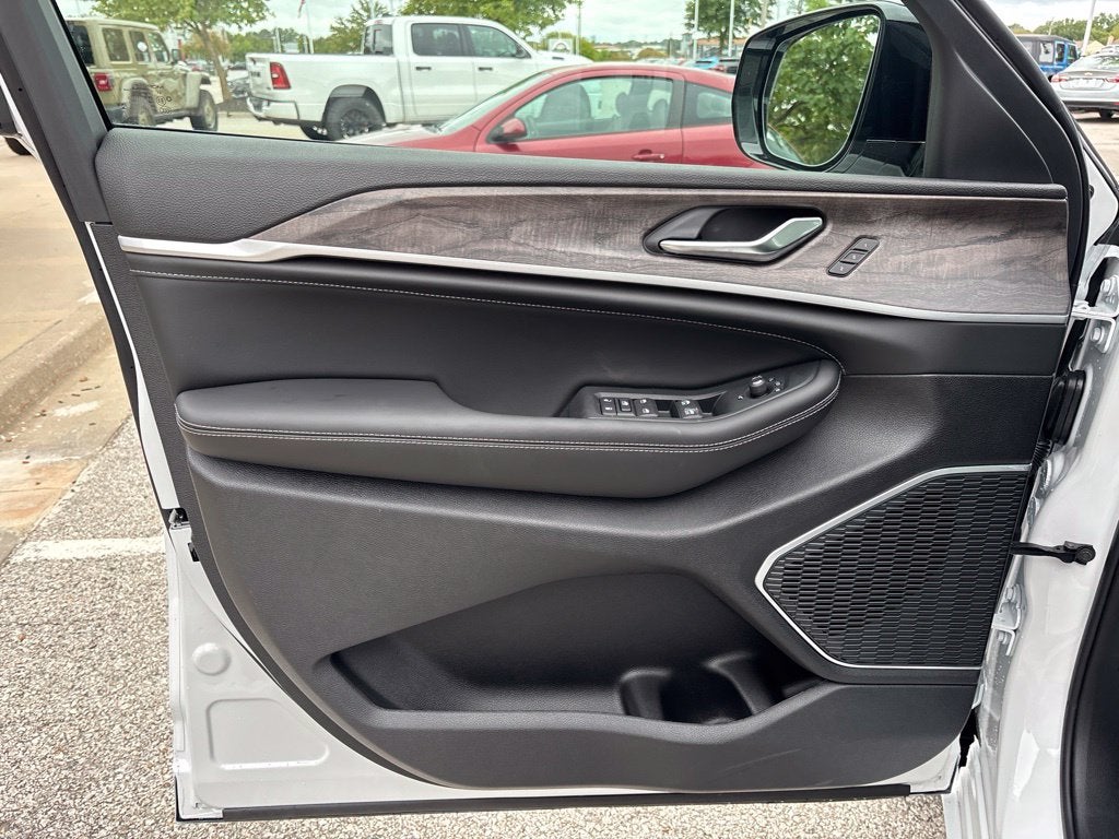 2027 Jeep Grand Cherokee Limited Reserve