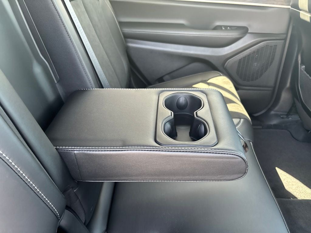 2027 Jeep Grand Cherokee GRAND CHEROKEE L LAREDO ALTITUDE 4X4