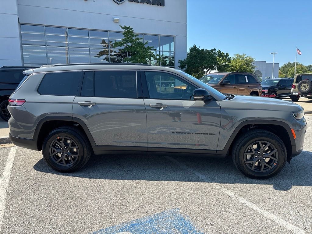 2027 Jeep Grand Cherokee Laredo Altitude