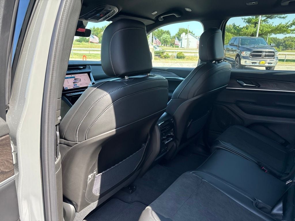 2027 Jeep Grand Cherokee Laredo Altitude