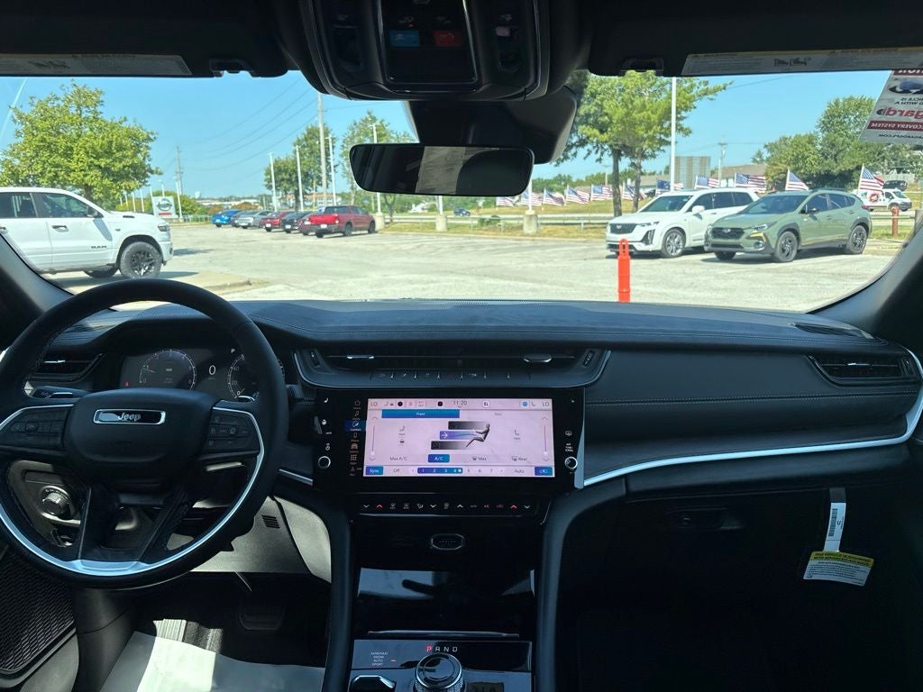 2027 Jeep Grand Cherokee Laredo Altitude