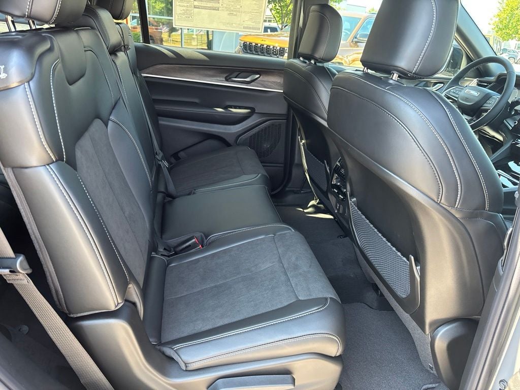 2027 Jeep Grand Cherokee Laredo Altitude