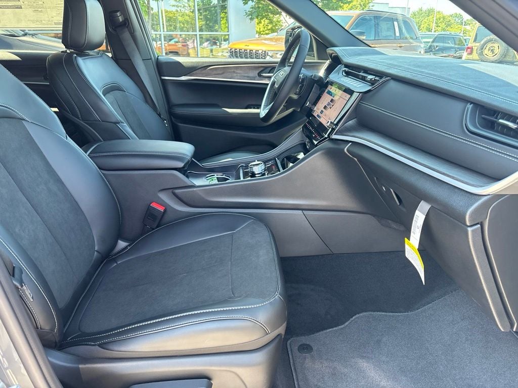2027 Jeep Grand Cherokee Laredo Altitude