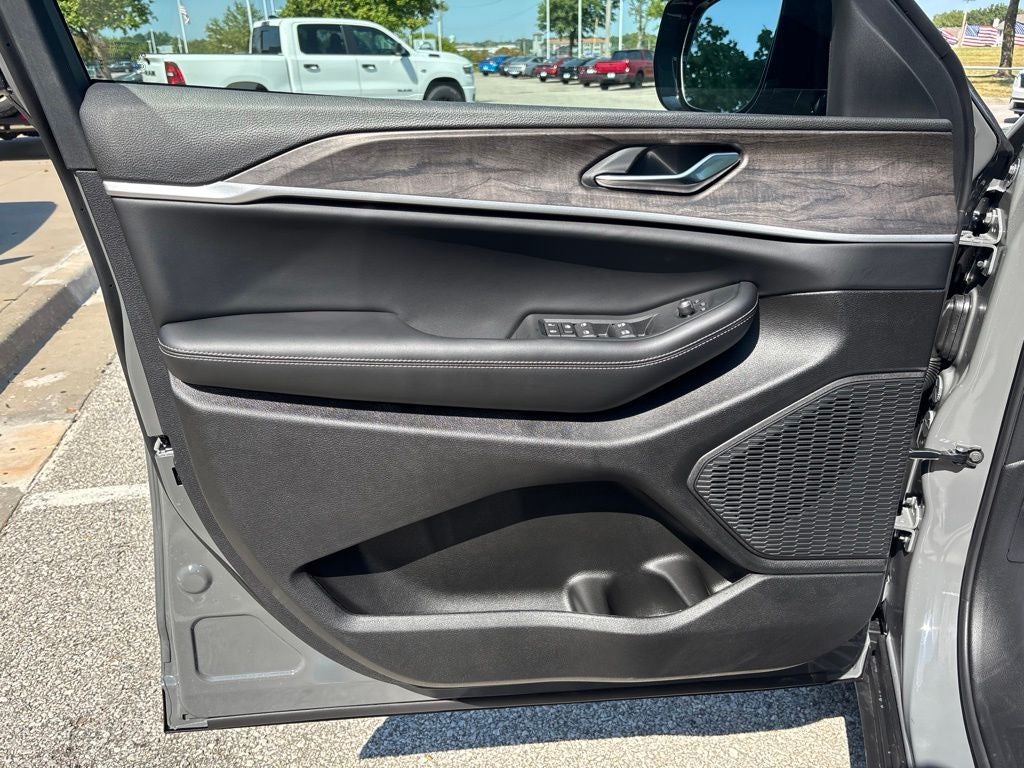 2027 Jeep Grand Cherokee Laredo Altitude