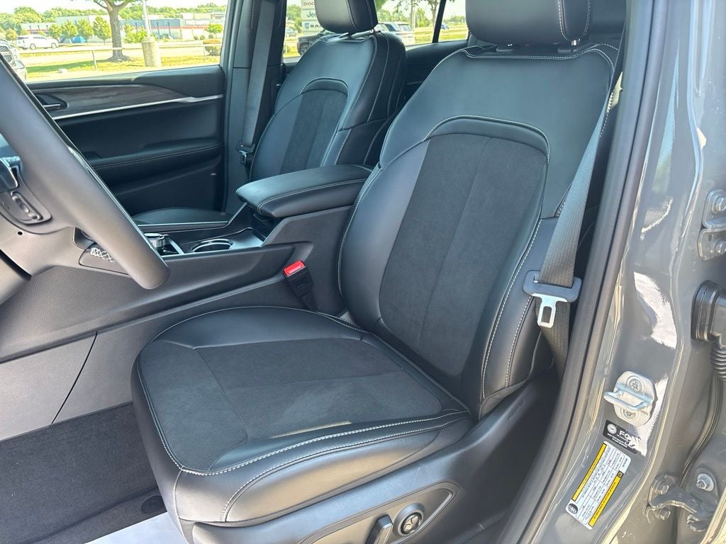 2027 Jeep Grand Cherokee Laredo Altitude