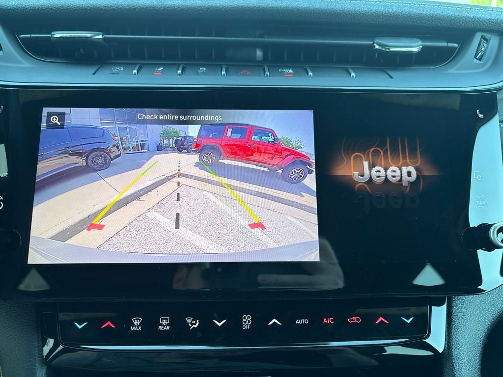 2027 Jeep Grand Cherokee Laredo Altitude