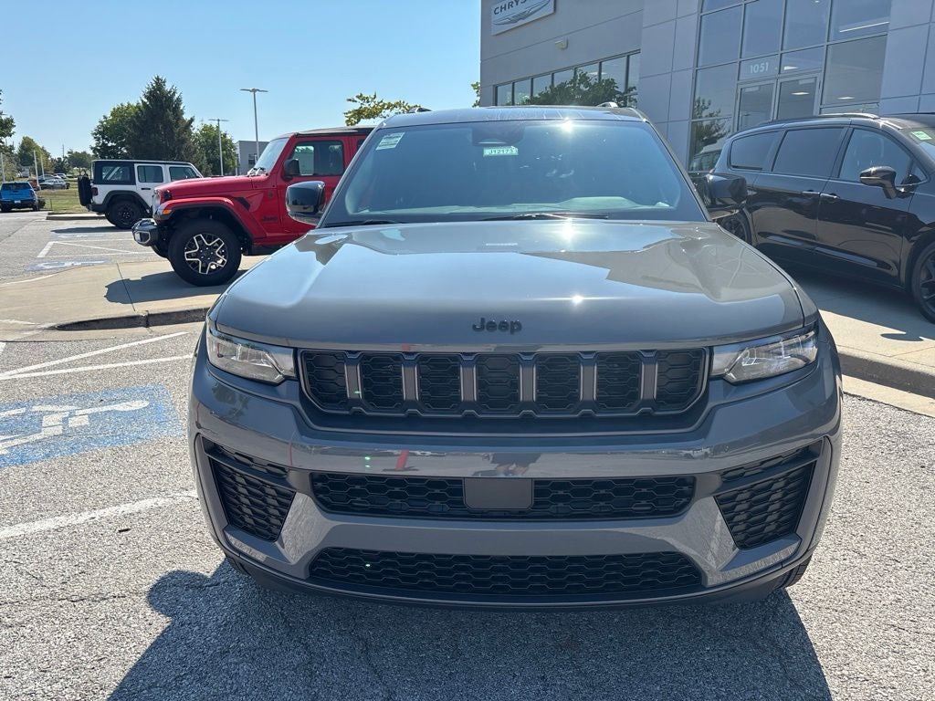 2027 Jeep Grand Cherokee Laredo Altitude