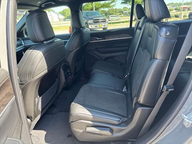 2027 Jeep Grand Cherokee Laredo Altitude