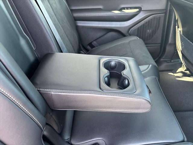 2027 Jeep Grand Cherokee Laredo Altitude