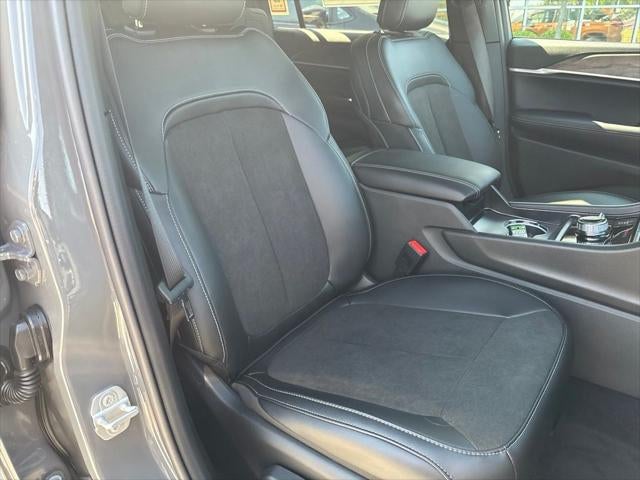 2027 Jeep Grand Cherokee Laredo Altitude