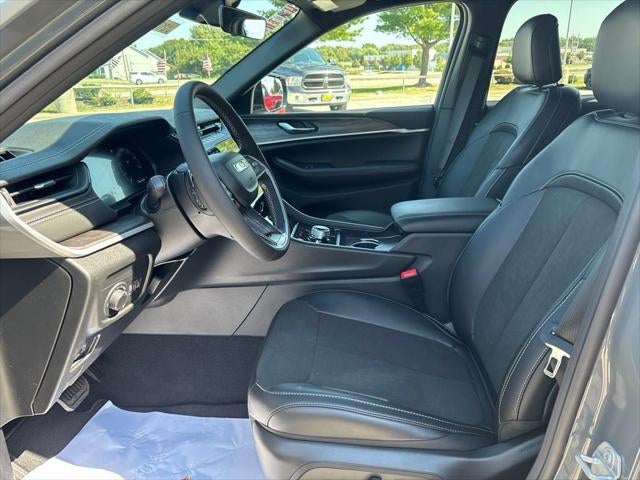 2027 Jeep Grand Cherokee Laredo Altitude