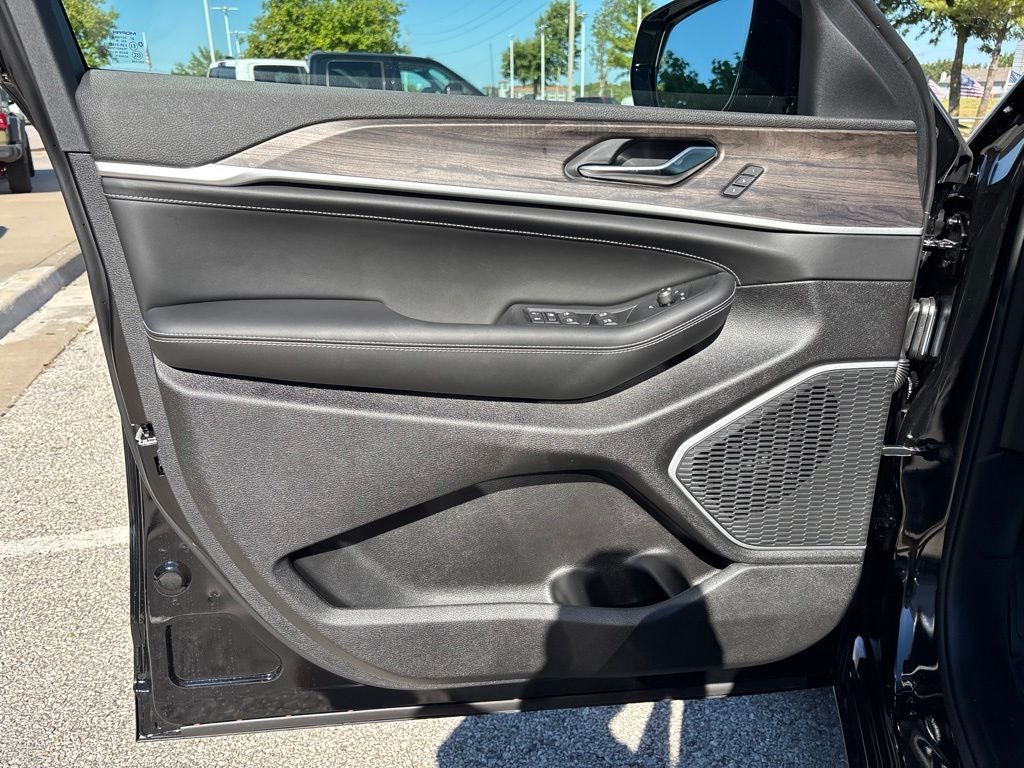 2027 Jeep Grand Cherokee Limited Reserve