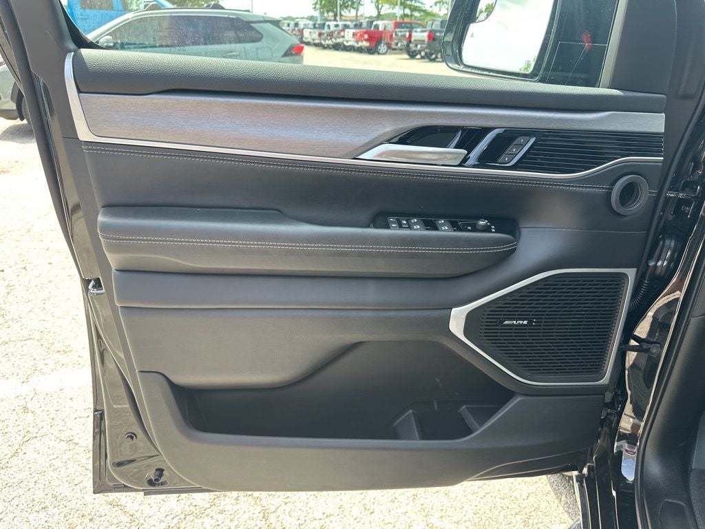 2025 Jeep Wagoneer L Base