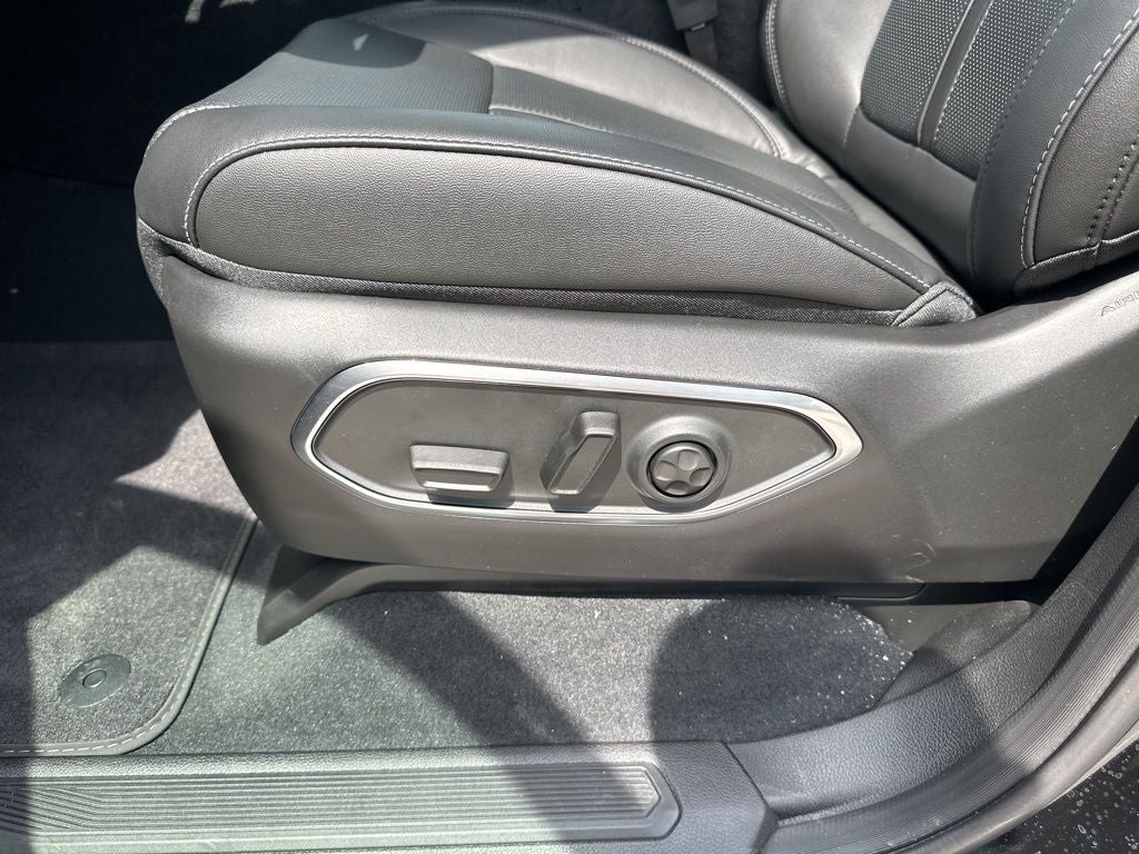 2025 Jeep Wagoneer L Base