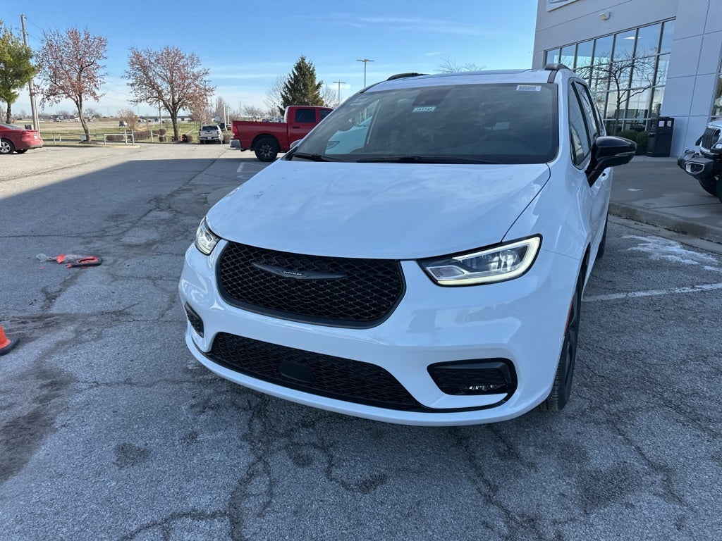 2026 Chrysler Pacifica Select