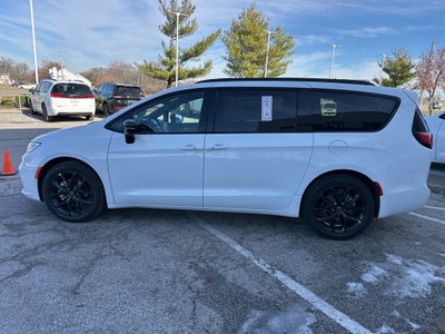 2026 Chrysler Pacifica Select