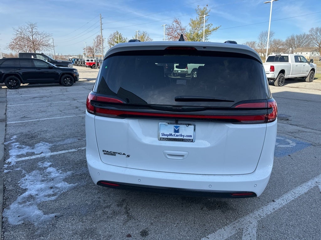 2026 Chrysler Pacifica Select