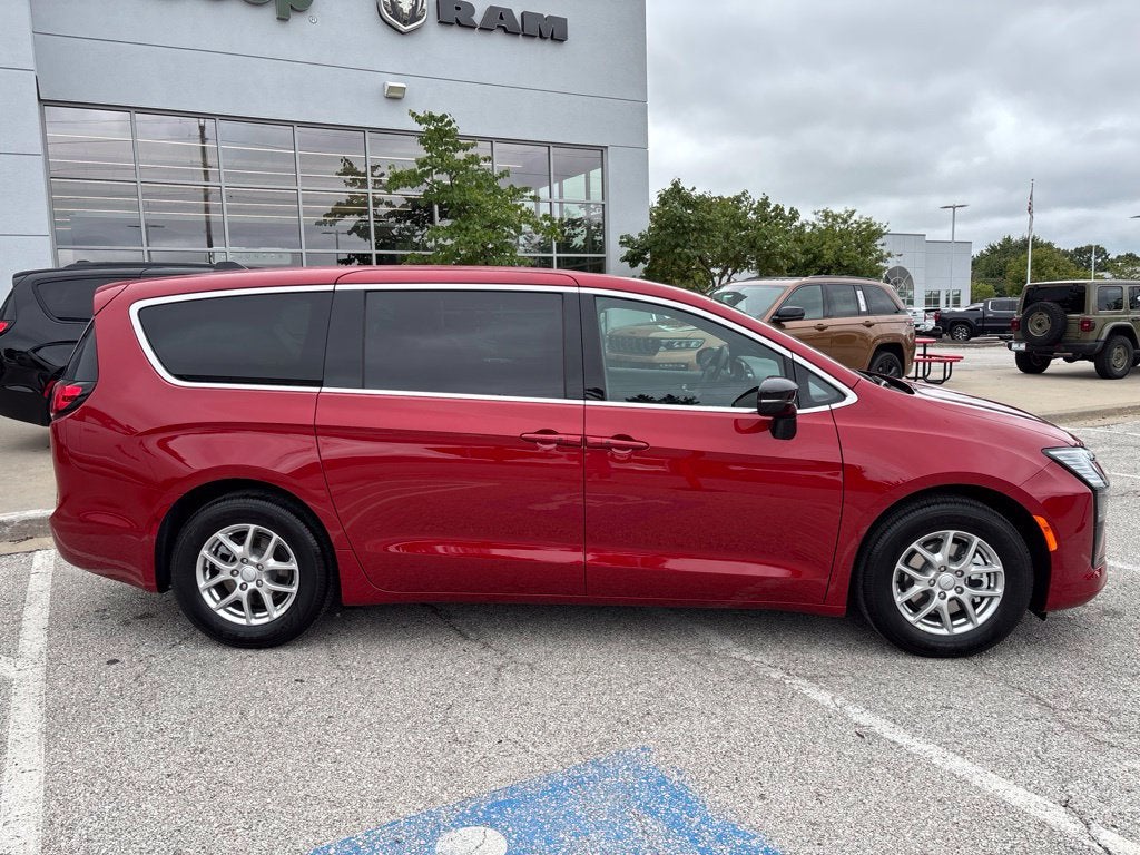 2027 Chrysler Pacifica Select
