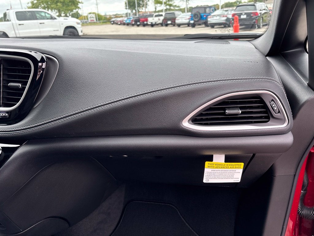 2027 Chrysler Pacifica Select