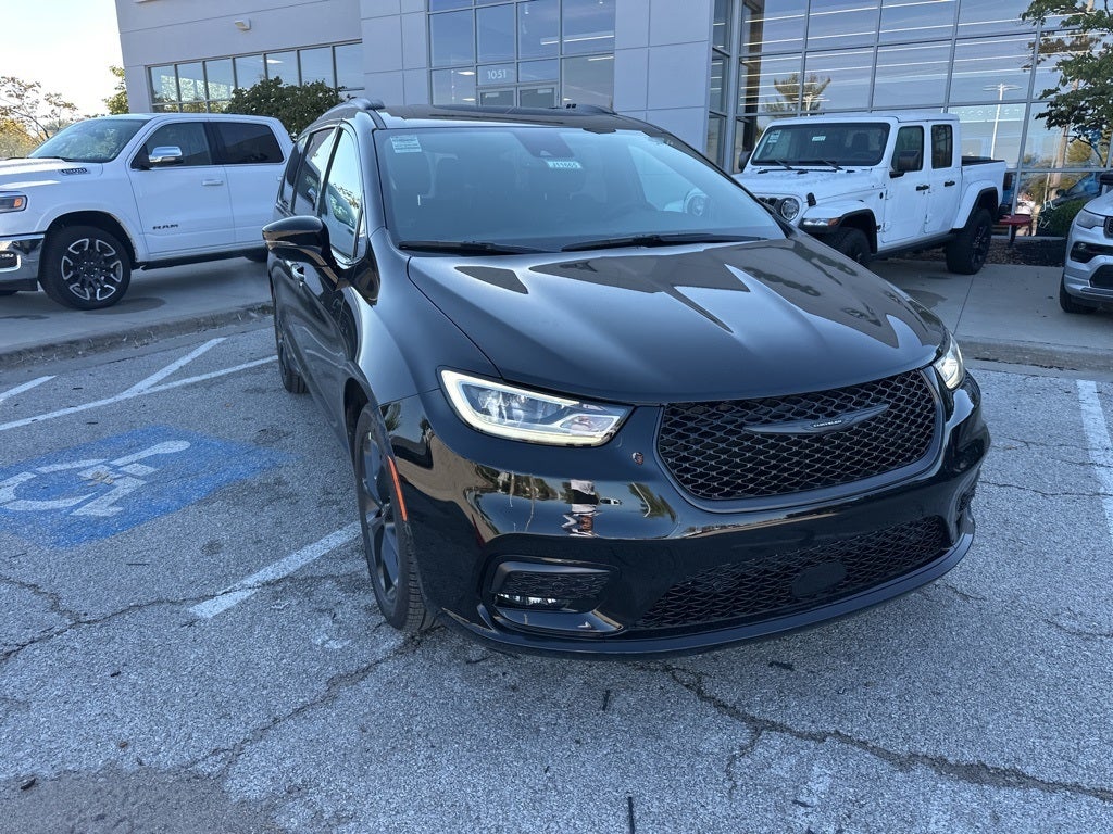 2026 Chrysler Pacifica Select