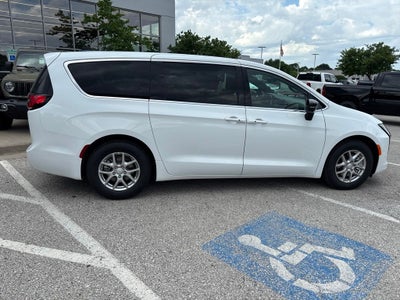 2027 Chrysler Pacifica Select