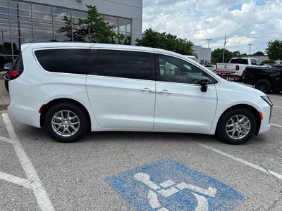 2027 Chrysler Pacifica Select