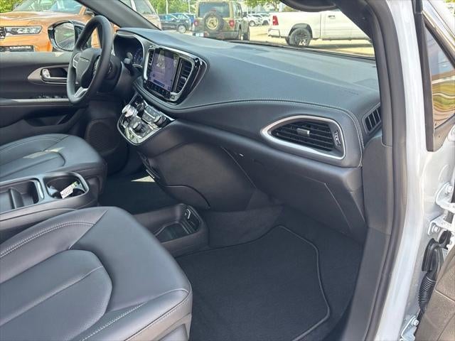 2027 Chrysler Pacifica PACIFICA SELECT
