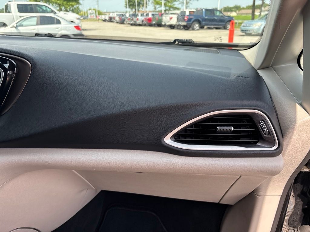 2023 Chrysler Voyager LX