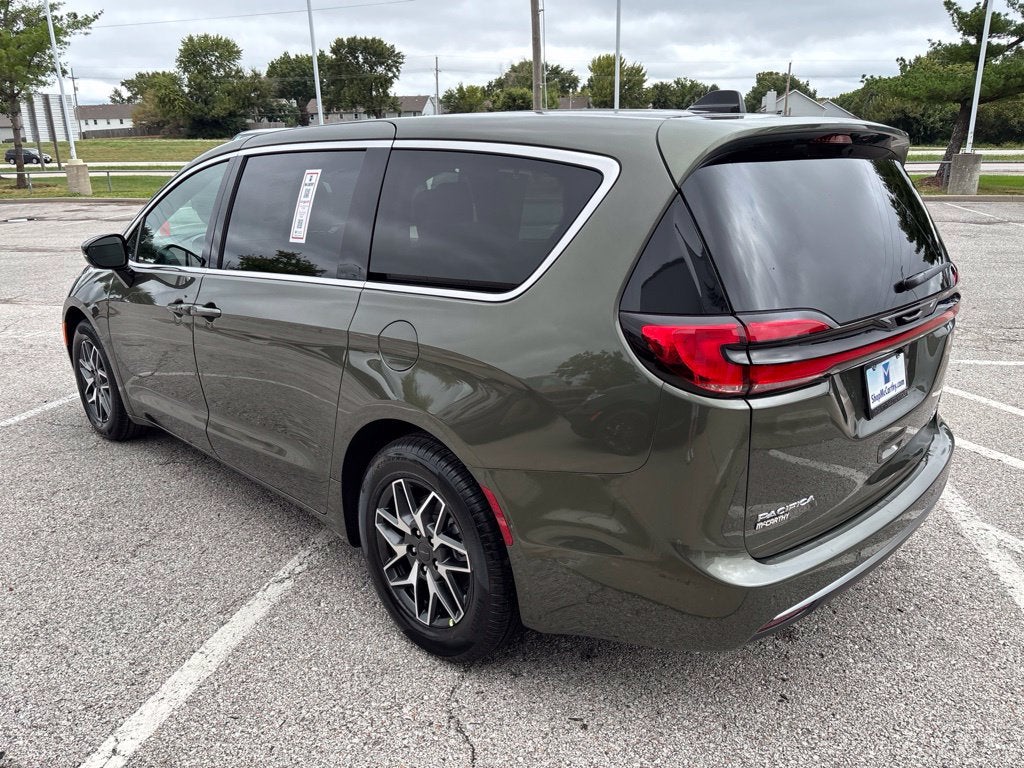 2027 Chrysler Pacifica Limited