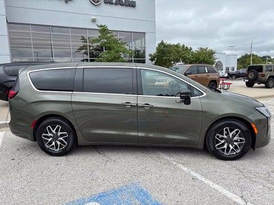 2027 Chrysler Pacifica Limited