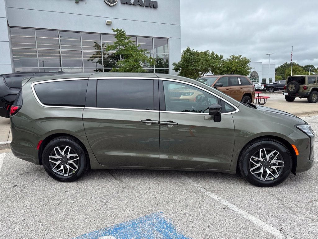 2027 Chrysler Pacifica Limited