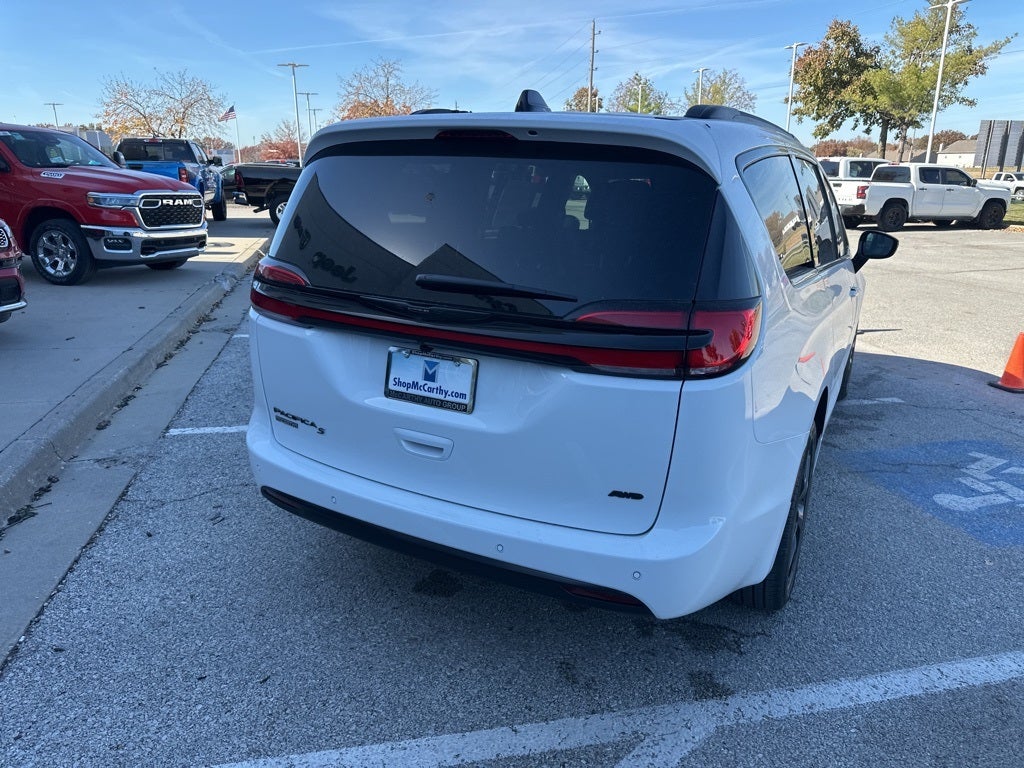 2026 Chrysler Pacifica Select