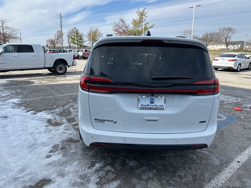 2026 Chrysler Pacifica Select