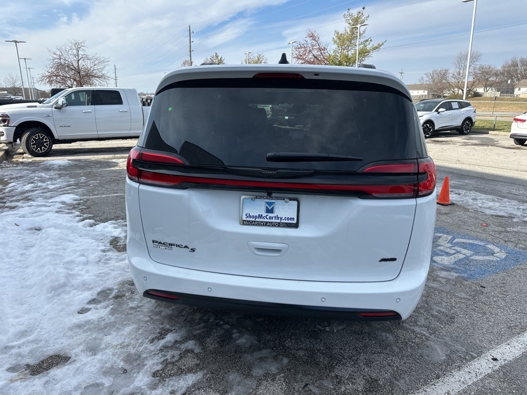 2026 Chrysler Pacifica Select
