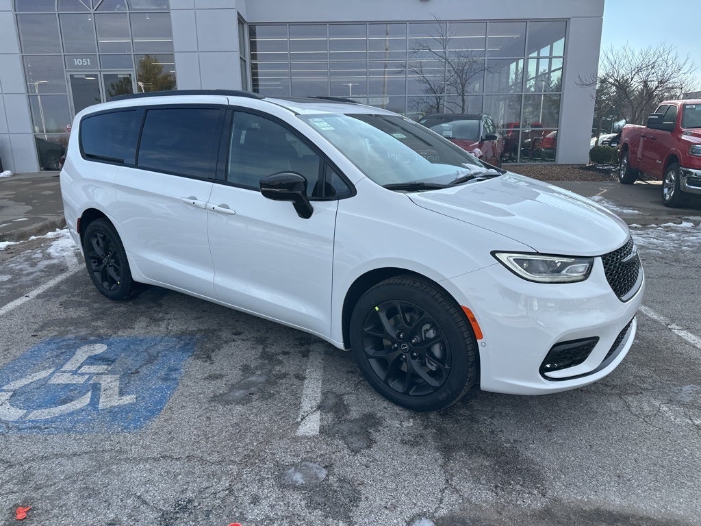 2026 Chrysler Pacifica Select