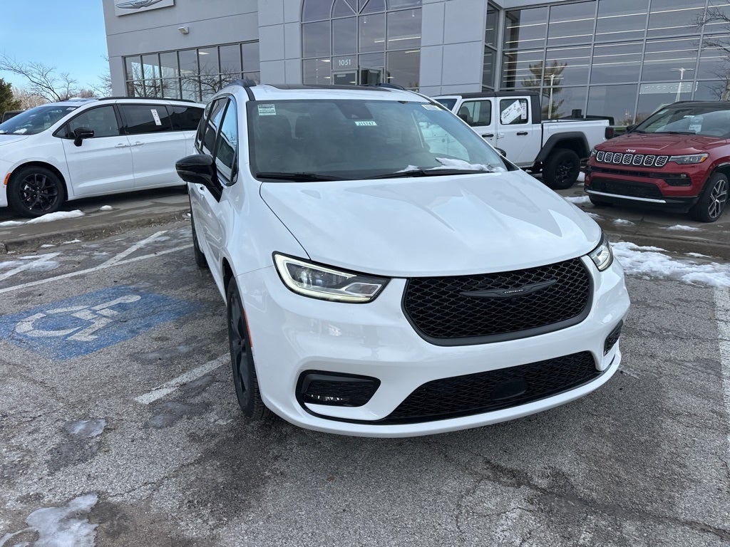 2026 Chrysler Pacifica Select