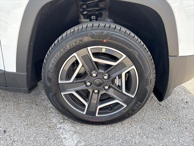 2026 Jeep Cherokee CHEROKEE LAREDO 4X4