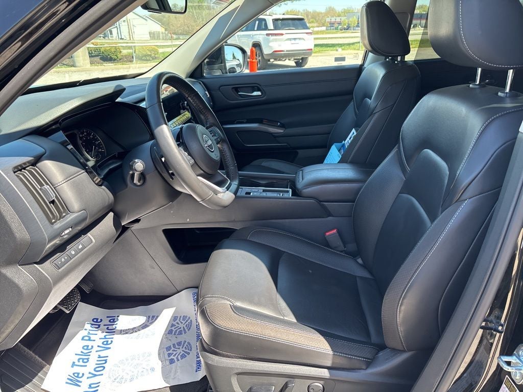 2025 Nissan Pathfinder SL