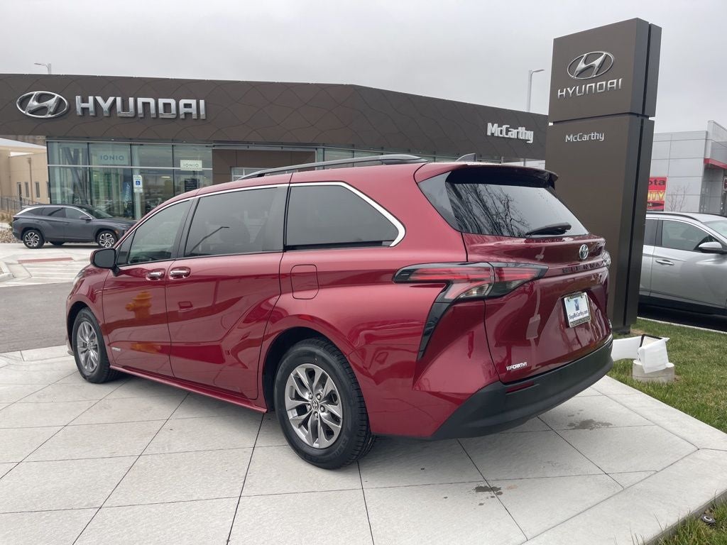 2021 Toyota Sienna XLE 8 Passenger