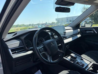 2024 Mitsubishi Outlander SE